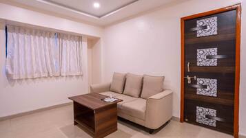 Rom – deluxe | Skrivebord, blendingsgardiner, strykejern/-brett og sengetøy