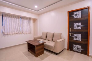 Quarto luxo | Escrivaninha, cortinas blackout, ferros/tábuas de passar roupa