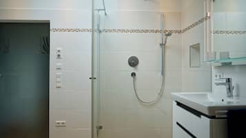 Dusche, Haartrockner, Handtücher, Seife