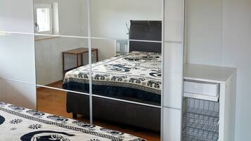 2 Schlafzimmer, Schreibtisch, Reisekinderbett, kostenloses WLAN