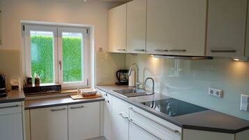 Kühlschrank, Mikrowelle, Ofen, Herdplatte