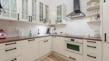 Coffee/tea maker, fridge, microwave, oven
