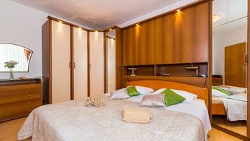 2 bedrooms, iron/ironing board, free WiFi