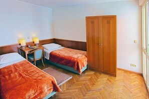 2 bedrooms, iron/ironing board, WiFi