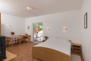 2 quartos, ferros/tábuas de passar roupa, berço de viagem