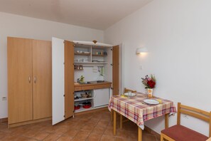 Fridge, stovetop