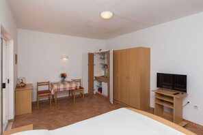 2 bedrooms, iron/ironing board, travel crib, free WiFi