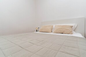 2 bedrooms, iron/ironing board, internet
