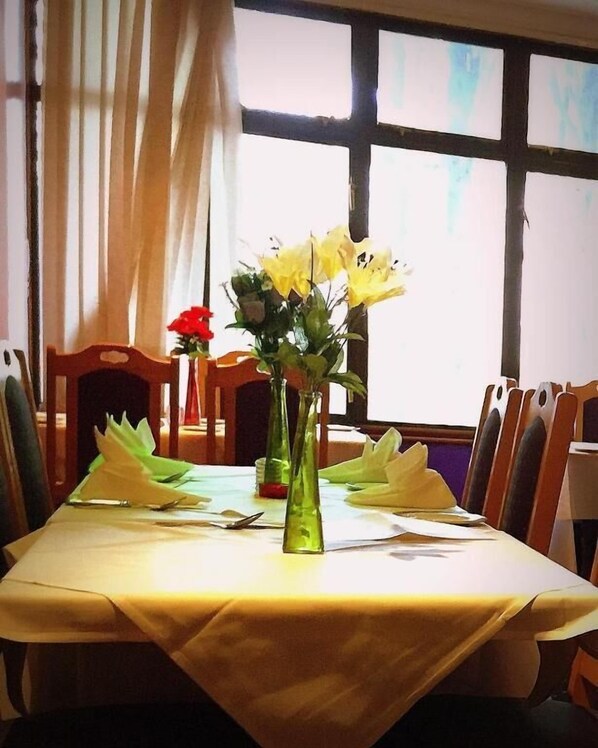 Dining - The Oasis Hotel  (Harlow)