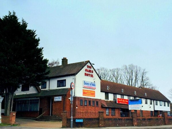 Exterior - The Oasis Hotel  (Harlow)