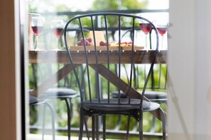 Dining - Apartment Black & White (ST) - Comfort Two Bedroom Apartment with Balcony (Split)