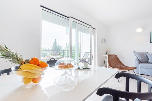 Apartment Black & White (ST) - Comfort Two Bedroom Apartment with Balcony