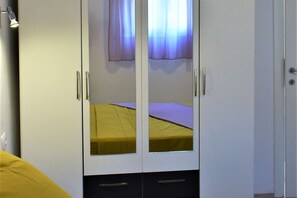 2 dormitoris, planxa i posts de planxar i Internet
