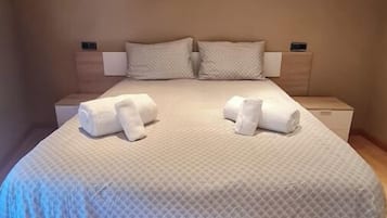 3 slaapkamers, een strijkplank/strijkijzer, beddengoed