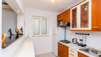 Kühlschrank, Mikrowelle, Herdplatte, Wasserkocher mit Kaffee-/Teezubehör