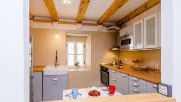 Refrigerador, microondas, horno y parrilla de estufa