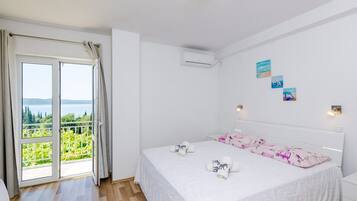 Travel cot, free WiFi