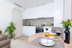 Fridge, oven, stovetop, dishwasher