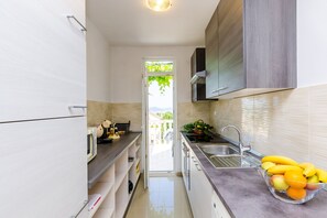 Kühlschrank, Mikrowelle, Ofen, Herdplatte