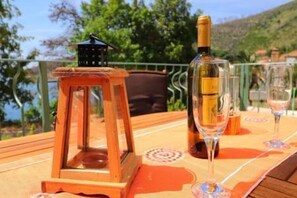 Outdoor dining - Apartments Seafront Silence - Studio Apartment with Terrace and Sea View (Trstenik)