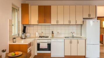 Fridge, microwave, oven, stovetop
