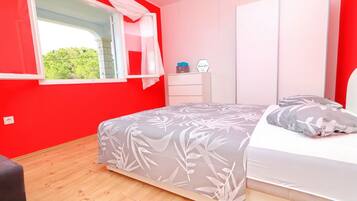 2 bedrooms, iron/ironing board, free WiFi