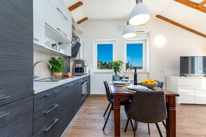Refrigerador, microondas, horno, placa de cocina