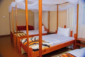 Comfort Triple Room | Laptop workspace, free WiFi - Shamba Hostel (Arusha)