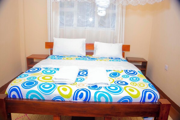 Comfort Room, 1 Queen Bed | Laptop workspace, free WiFi - Shamba Hostel (Arusha)