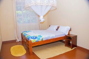 Laptop workspace, free WiFi - Shamba Hostel (Arusha)