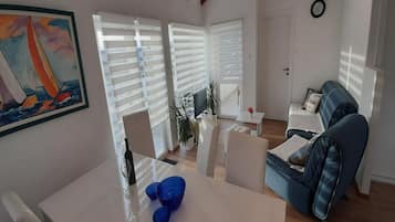 Älytelevisio, takka, pöytätennispöytä