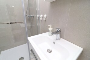 Douche, sèche-cheveux