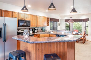 Fridge, microwave, oven, stovetop - Charming Mountain Retreat. Private Hot Tub. Garage. (Breckenridge)