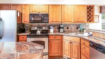 ثلاجة، ميكروويف، فرن، موقد طهي مسطح