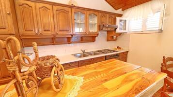 Refrigerador, horno, parrilla de estufa y comedor