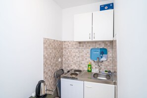 Kühlschrank, Herdplatte, Esstisch