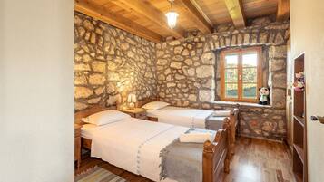 2 bedrooms, iron/ironing board, free WiFi