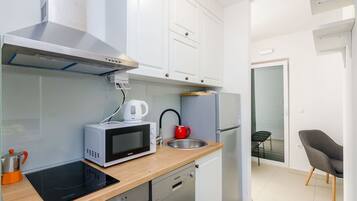 Jääkaappi, mikroaaltouuni, uuni, liesi