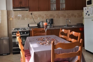 Frigorífico, horno, placa de cocina y tostadora