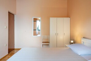 5 Schlafzimmer, Bügeleisen/Bügelbrett, WLAN