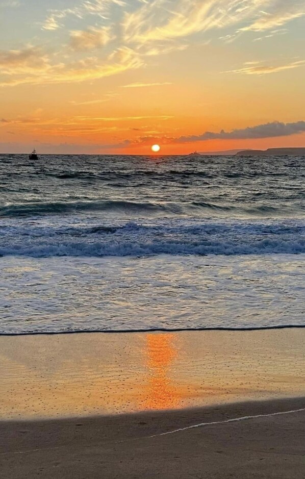 A beach scene with waves and a sunset. - Gold Rated Modern Lodge With High Speed Wifi (Penzance)