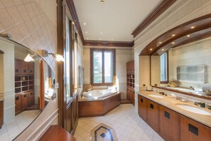 Villa, balkong | Bad | Separat badekar og dusj, hårføner og håndklær