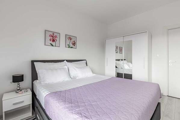 1 habitación, tabla de planchar con plancha y cuna de viaje 