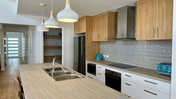 Fridge, microwave, stovetop, dishwasher