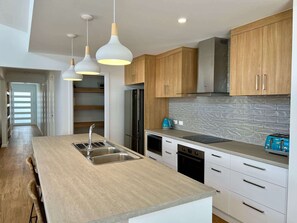 Réfrigérateur, micro-ondes, plaque de cuisson, lave-vaisselle