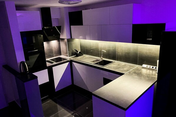 Geladeira, micro-ondas, fogão, cooktop