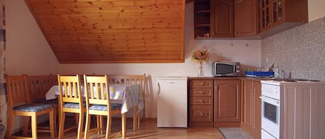 KĂŒhlschrank, Mikrowelle, Herdplatte, Esstisch