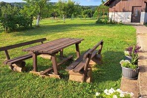 Outdoor dining - Guesthouse Žafran- Two Bedroom Apartment (Plitvicka Jezera)