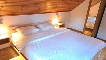 2 bedrooms, travel crib, free WiFi