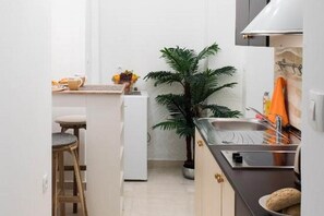 Kühlschrank, Mikrowelle, Herdplatte, Esstisch